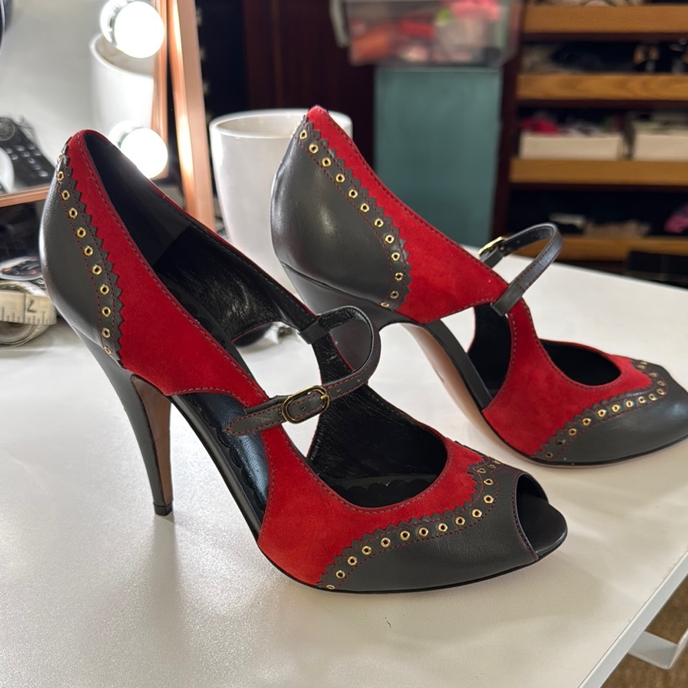 Moschino grey leather and red suede peep-toe Mary Jane. Size 40